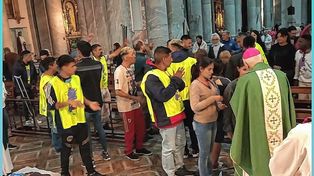 Paraná. En la Catedral Nuestra Señora del Rosario el obispo recibió a integrantes de la caminata nacional.