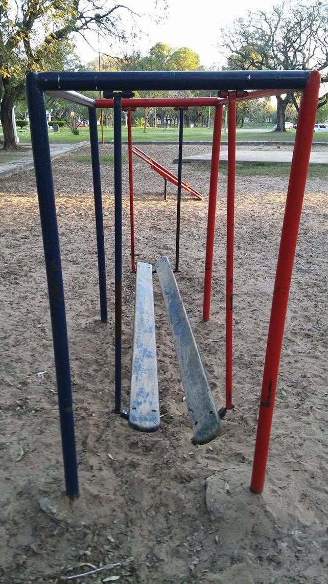 Vecinos del Parque Garay piden mantenimiento y más juegos para el arenero