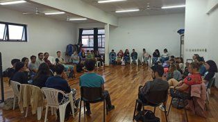 Este jueves a las 17, en la Escuela Normal, estudiantes del Profesorado de Teatro que se dicta en la Universidad Autónoma de Entre Ríos (Uader), convocan a la comunidad a participar de clases abiertas para reclamar por el dictado de seis materias que no se dictan hace más de un año.