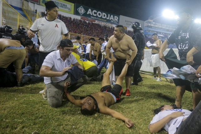 El campo de juego se convirtió en una enfermería improvisada. Además de los 12 muertos hubo un centenar de heridos.