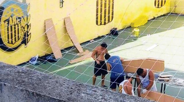 Los hinchas que entraron los ataúdes recibirán una dura sanción