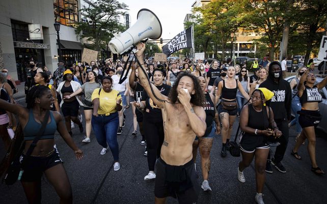 Miembros de la comunidad afroamericana marchan en Minneapolis