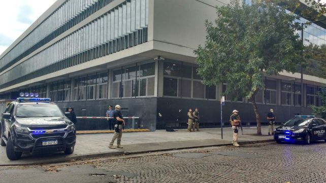 Fuerte custodia en las puertas del Centro de Justicia Penal.