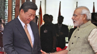 Xi Jinping y el premier indio Narendra Modi durante una anterior cumbre. La imagen no&nbsp; se repetirá este fin de semana.