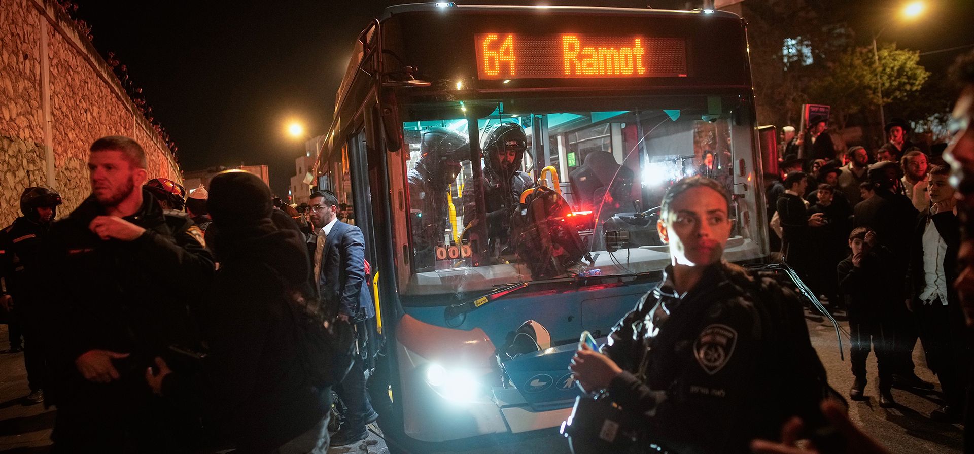 La policía israelí inspecciona un bus tras un incidente en el que manifestantes judíos ultraortodoxos cortaron una carretera durante una protesta contra el reclutamiento militar, en Jerusalén, el 6 de enero de 2026. (AP Foto/Ohad Zwigenberg) La policía israelí inspecciona un bus tras un incidente en el que manifestantes judíos ultraortodoxos cortaron una carretera durante una protesta contra el reclutamiento militar, en Jerusalén, el 6 de enero de 2026. (AP Foto/Ohad Zwigenberg)