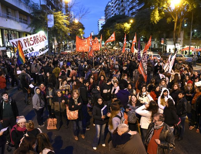 Los estudiantes de los terciarios marcharon por el centro de la ciudad.