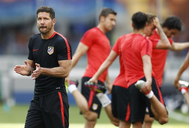 Sello argentino. El entrenador aplaude a sus futbolistas durante el reconocimiento al campo de juego del San Siro. Simeone cuenta en el plantel con Augusto Fernández