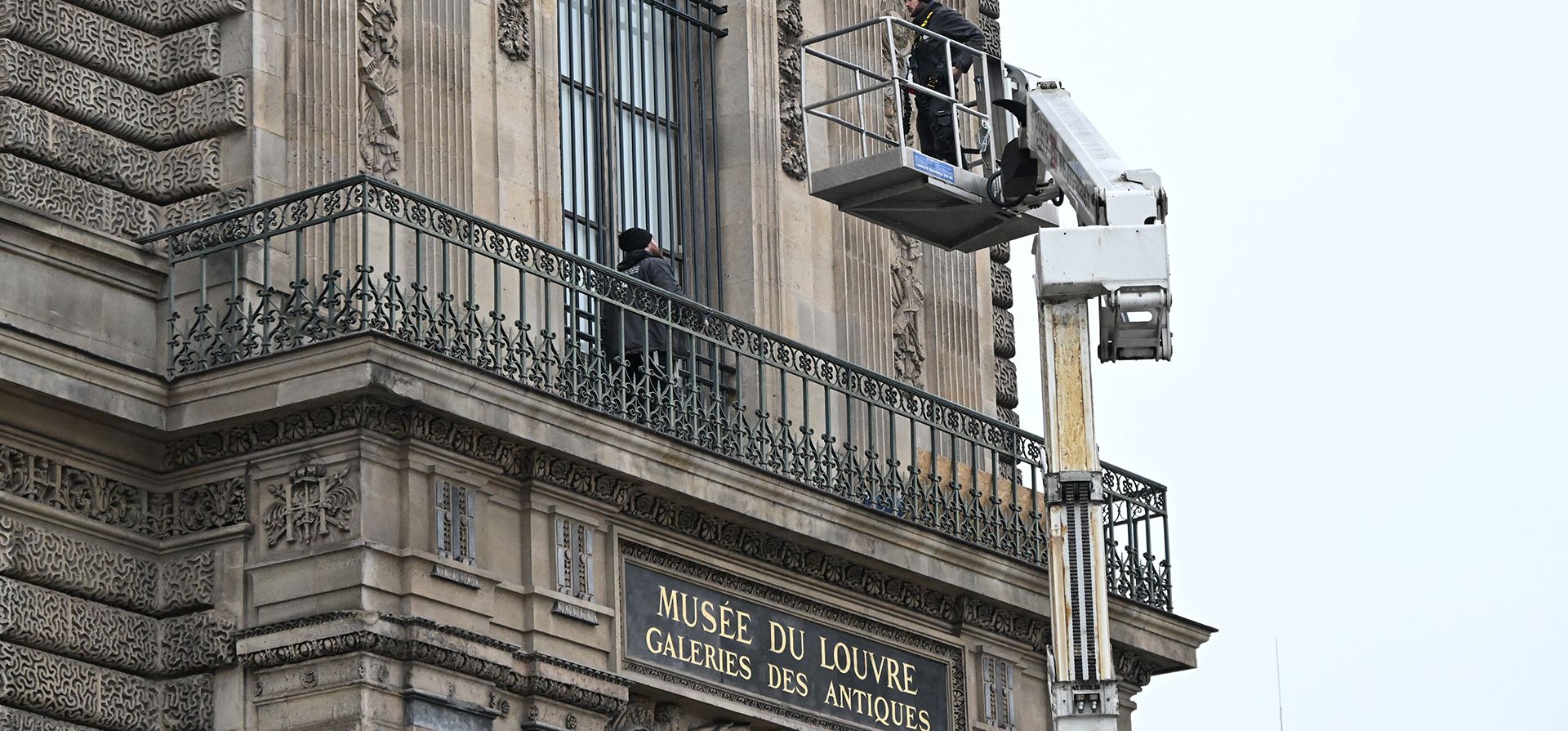 Obreros instalan rejas metálicas de seguridad en la ventana donde los ladrones irrumpieron en el Museo del Louvre el martes 23 de diciembre de 2025 en París. (Foto AP/Emma Da Silva) Obreros instalan rejas metálicas de seguridad en la ventana donde los ladrones irrumpieron en el Museo del Louvre el martes 23 de diciembre de 2025 en París. (Foto AP/Emma Da Silva)