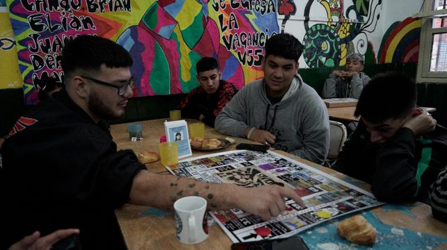 Los chicos de quinto años juegan y aprenden con las tarjetas que indagan sobre la dictadura y la democracia.