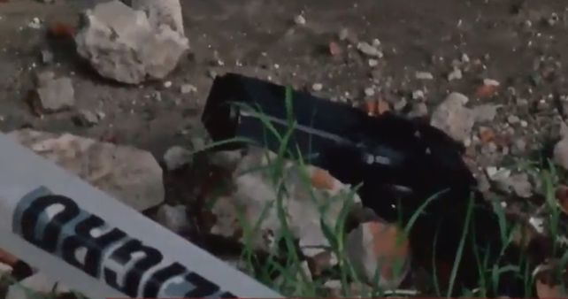El arma que fue abandonado por los delincuentes en las cercanías del utilitario en el que se movilizaban. (Foto: captura de video)