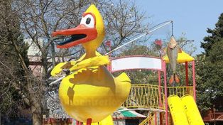 El Patito Sirirí recuperó su histórica caña de pescar con un pescado, una imagen que contrasta con el río Paraná, a sus espaldas