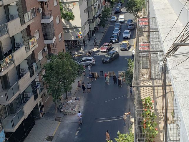 Vecinos de Mitre al 1500 se cansaron y salieron a la calle a reclamar después de aguantar más de 14 horas sin luz.&nbsp;