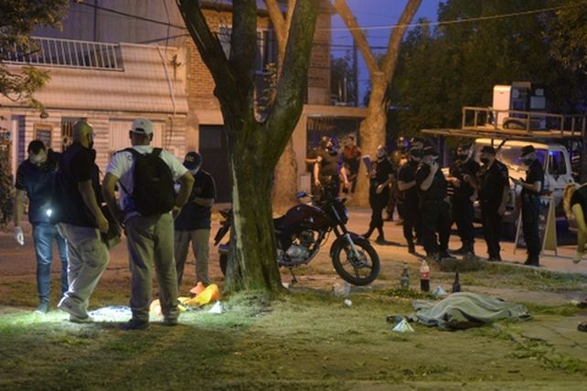 El cuerpo de Luis Leones quedó tendido bajo un árbol y junto a las botellas que compartía con sus compañeros.