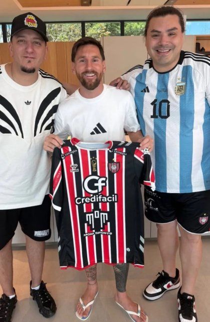 Lionel Messi posa con la camiseta de Chacarita junto a Pinky (Juan Manuel Grossi) y Sebastían Subia de Un Poco de Ruido.