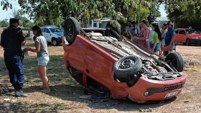 Hospitalizaron a cuatro mujeres tras volcar el auto en la Ruta 12