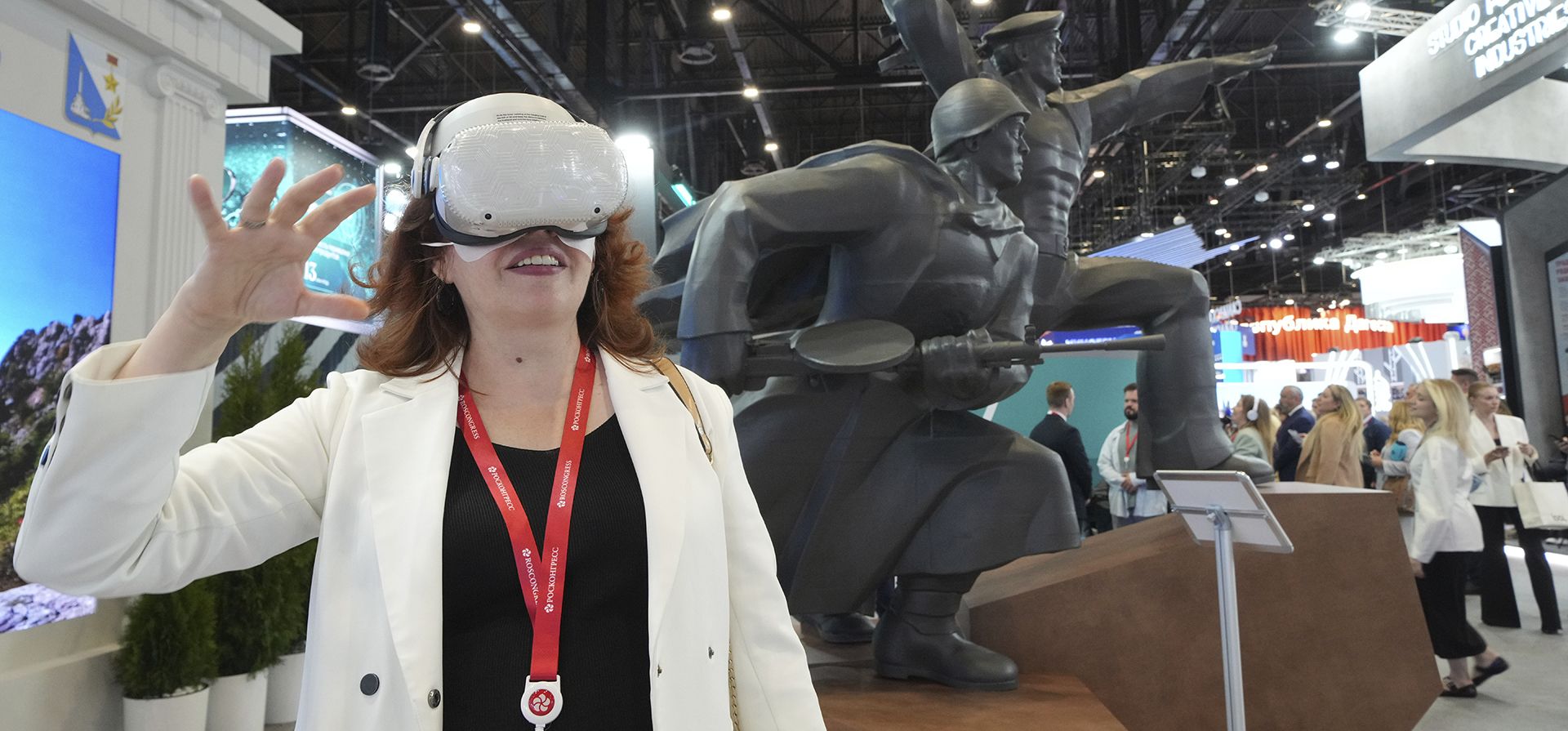 Una mujer mira a través de gafas de realidad virtual en una exposición en el marco del Foro Económico Internacional de San Petersburgo, en San Petersburgo, Rusia, el miércoles 18 de junio de 2025. (Foto AP/Dmitri Lovetsky) Una mujer mira a través de gafas de realidad virtual en una exposición en el marco del Foro Económico Internacional de San Petersburgo, en San Petersburgo, Rusia, el miércoles 18 de junio de 2025. (Foto AP/Dmitri Lovetsky)