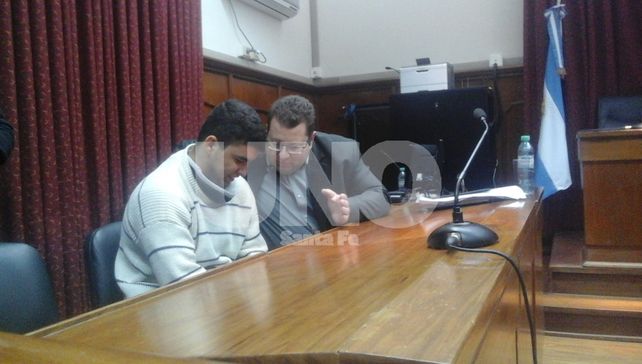 Aconsejado. El joven de 19 años y su abogado particular en la Sala 6.&nbsp;