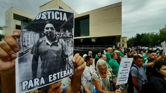 Los familiares protestaron por el crimen en 2023 frente al Centro de Justicia Penal.