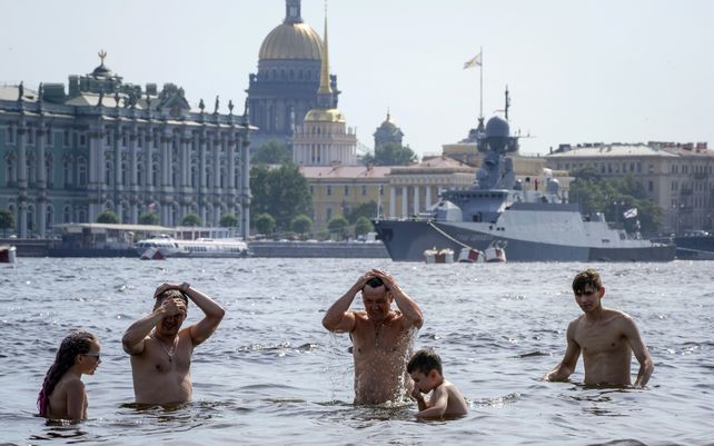 La gente se refresca en el río Neva en la playa de la Fortaleza de San Pedro y San Pablo en San Petersburgo