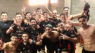 La clásica del vestuario. Los jugadores del Negro muestran los dos dedos del 2-1.