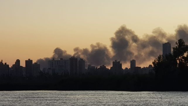Impresionante incendio en un depósito de plásticos de la zona suroeste