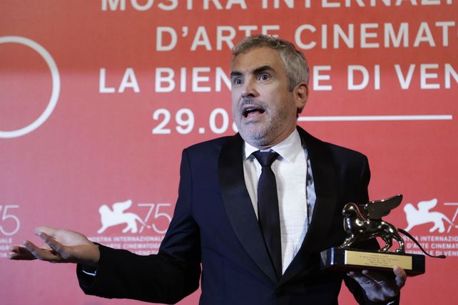 Gesto. Alfonso Cuarón al retirar el León de Oro. El también mexicano Guillermo del Toro presidió el jurado.&nbsp;