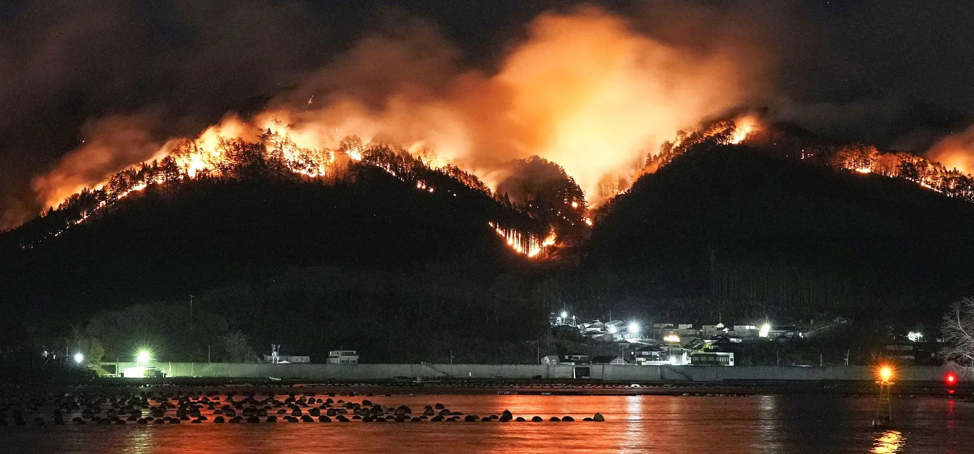Un incendio forestal continúa causando estragos en una zona montañosa de la prefectura de Iwate, en el noreste del país, Ofunato, Japón. Fotografía: Kyodo/Reuters Un incendio forestal continúa causando estragos en una zona montañosa de la prefectura de Iwate, en el noreste del país, Ofunato, Japón. Fotografía: Kyodo/Reuters