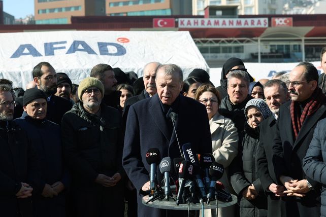 Suben a 25 mil los muertos en Turquía y aún encuentran a sobrevivientes