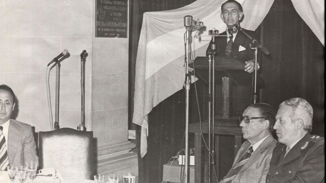 Martínez de Hoz durante una visita a Rosario reunido con empresarios locales.