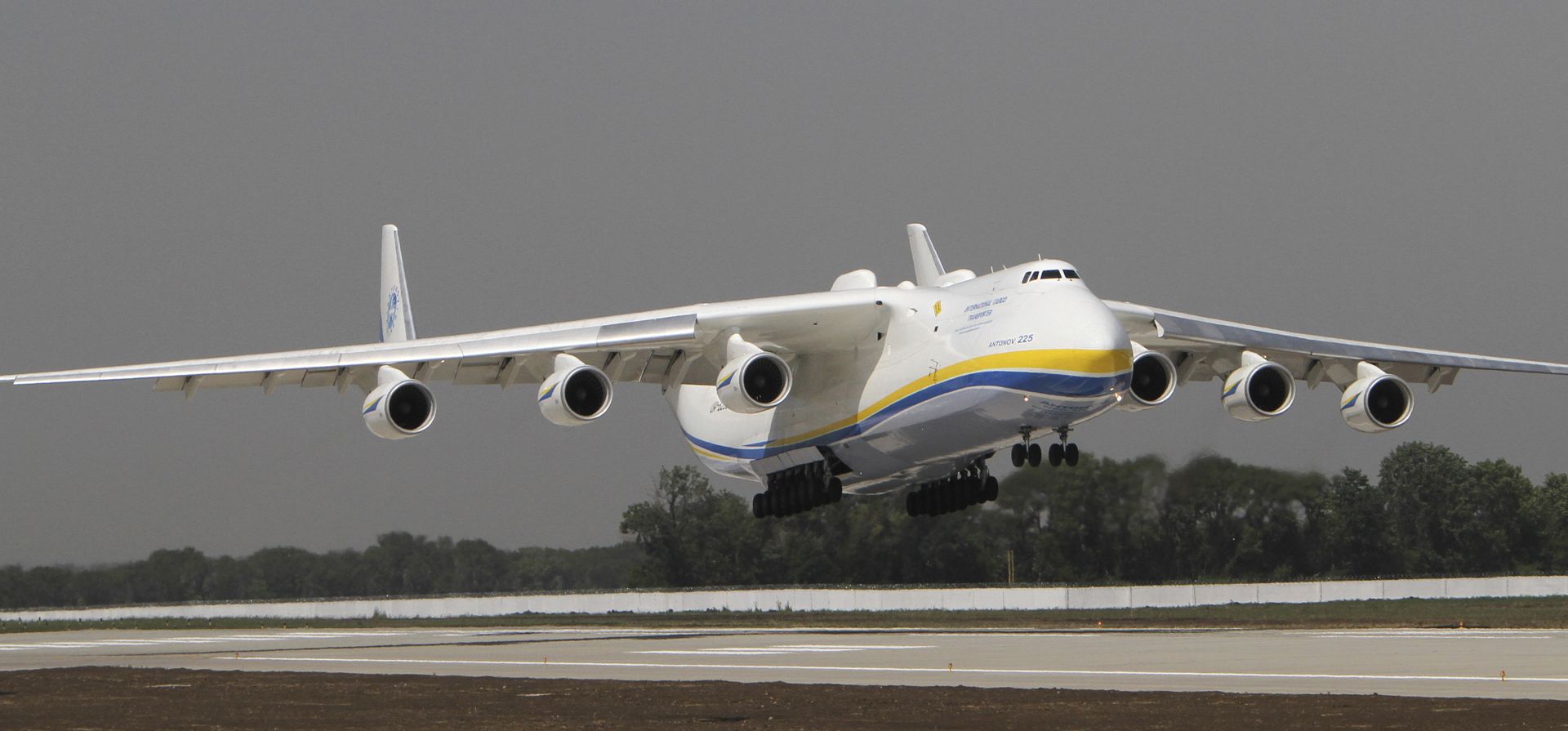 ARCHIVO - El Antonov-225 Mriya (Sueño) ucraniano, el avión más grande del mundo, realiza un aterrizaje de prueba en la nueva pista del aeropuerto de Donetsk, Ucrania, el 26 de julio de 2011. El conglomerado de la industria de defensa de Ucrania dice que es el avión que estaba en operación regular sufrió graves daños en los combates con las tropas rusas en el aeropuerto de las afueras de Kiev, donde estaba estacionado.