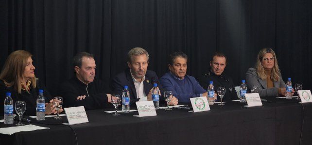 La conferencia de prensa tras el anuncio la carrera y la presidencia de Omar Martínez.