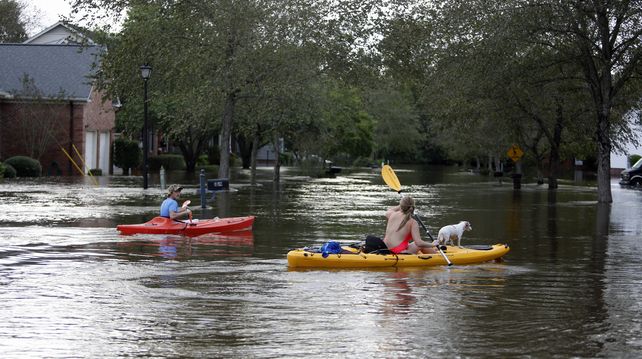 Dos habitantes se autoevacuan cerca de Summerville.