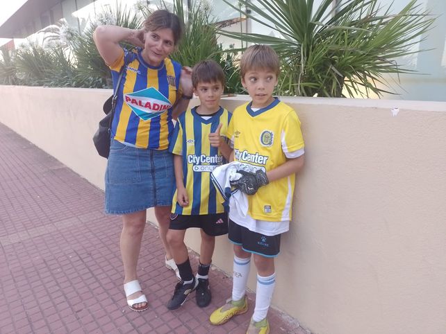 Jésica Ramadori y sus hijos Gino y Mateo Peretti esperando ansiosos la llegada de los jugadores canallas.
