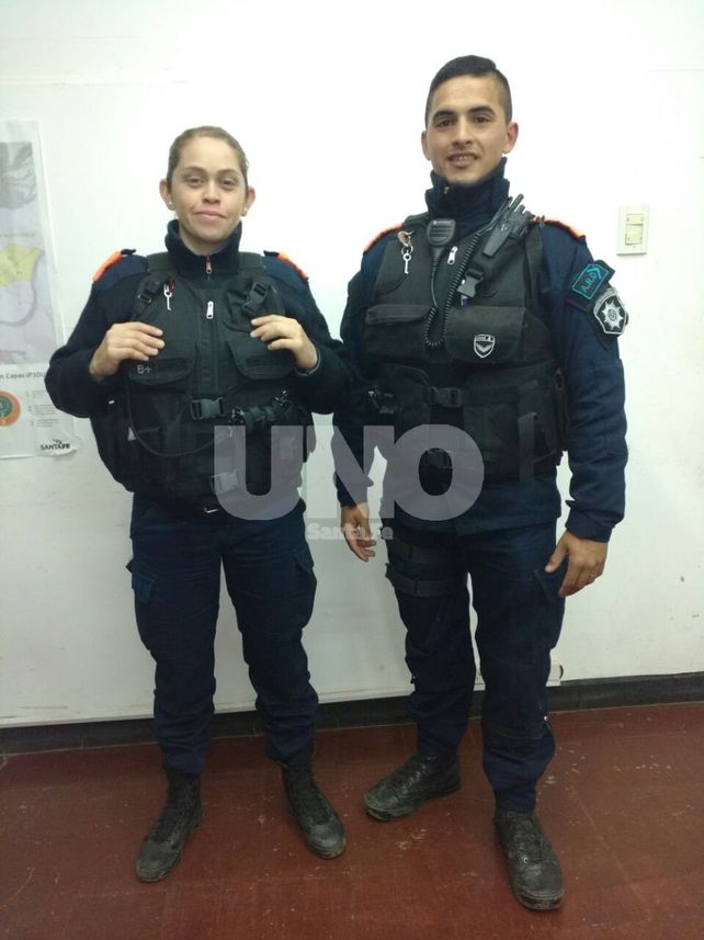 El video de los heroicos policías santafesinos que salvaron siete perritos