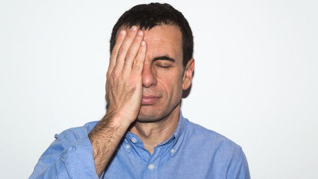 Sentir paralizada parte de la cara es un signo que debe alertar. Hay que consultar a un médico.