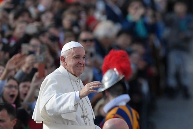 el papa argentino. &nbsp;Adular a otro es usar a una persona para obtener algo.
