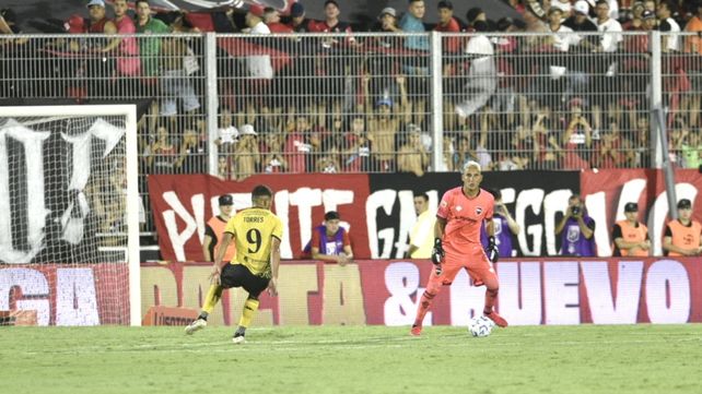 Keylor Navas tuvo su estreno en el Coloso en la victoria rojinegra por 1 a 0 ante Aldosivi.