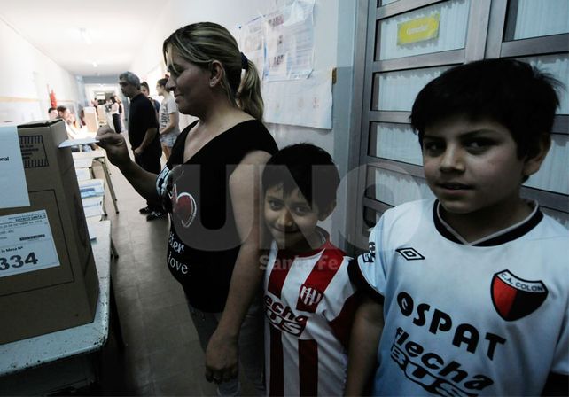 Fanáticos. Estos pequeños fueron a votar con su mamá pero no dejaron de demostrar el amor por sus clubes./ Juan M. Baialardo.