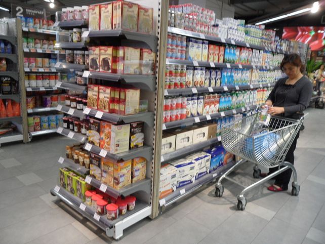 Denuncian a supermercados por engaños con el peso de los  alimentos