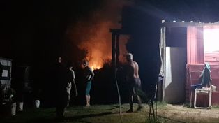 Los isleños ven con preocupación como el fuego amenaza sus viviendas y lo combaten con los recursos que tienen a mano.
