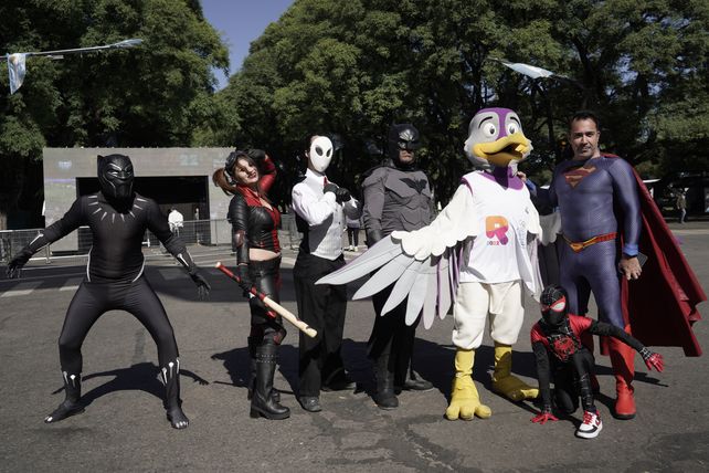 Muñecos. La mascota Teté posó con los superhéroes.