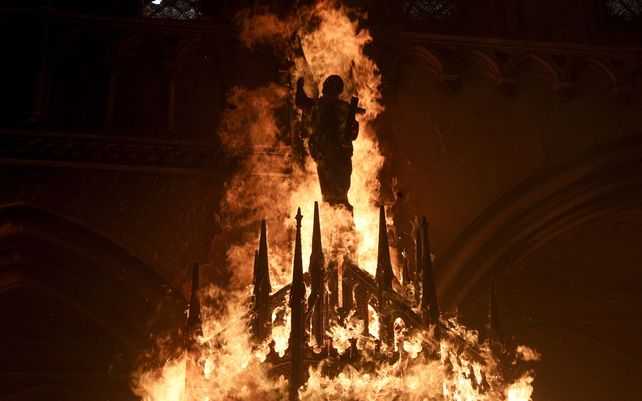 Incendios y destrozos a un año de las protestas sociales que sacudieron a Chile
