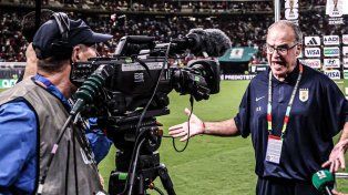 Dale de una vez, les gritó Bielsa a los periodistas que esperaban para enviar la entrevista al aire.