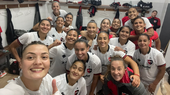 Las futbolistas leprosas, felices en el vestuario del estadio Juan Gilberto Funes tras vencer a San Luis por 2 a 0.