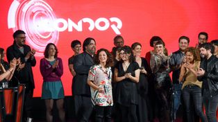 El elenco de El perro que no calla junto a su directora Ana Katz (centro) celebra los cinco galardones a mejor película de ficción, dirección, revelación masculina, guión original y actor de reparto.
