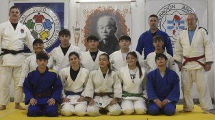 De exportación. En la parte superior Gastón Viglione, Hernán Serapide y Miguel Angel Russo junto a los chicos que competirán en Lima. En la fila del medio Jano Crucianelli, Tomas Gotlieb, Gino Sánchez Martone, Felipe Falcon y Julián Serapide. Abajo: Francisco Ricci, María Balaguer, Pilar Cardillo, Victoria González Ayma y Ángel Amaya.&nbsp; 