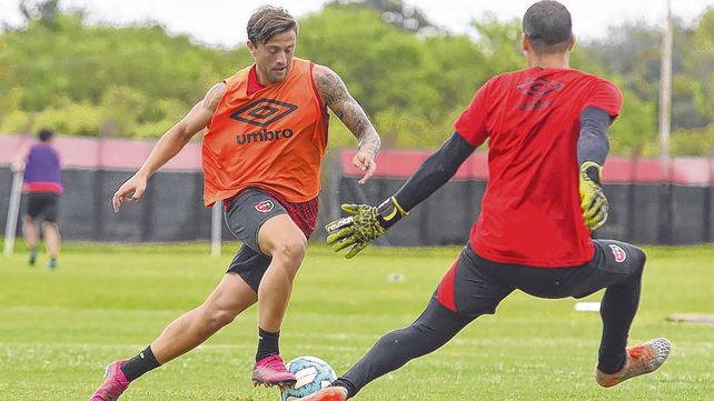 Pum para adentro. Denis Rodr&iacute;guez en pleno entrenamiento en el predio buscando un lugar en el once.