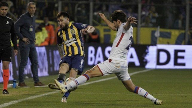 Gomito trata de filtrarla ante Pedro Augusto. Central mereció más ante Frotaleza.