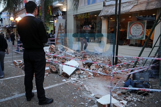 Se desmoronó un balcón en la peatonal