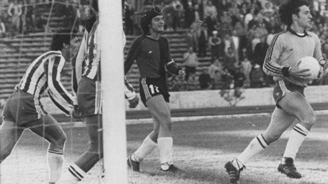 José Luis Cuciuffo, de arquero, sin guantes y con el short al revés. No le hicieron goles, pero la T cayó ante la Lepra.